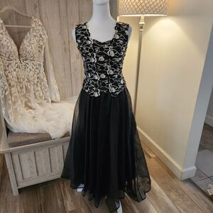 VINTAGE FORMAL  Black and White Floral Dress